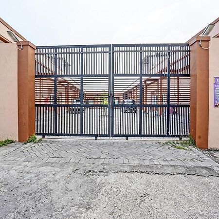 Отель Oyo 92006 Kost Sejahtera Syariah Сидоарджо Экстерьер фото