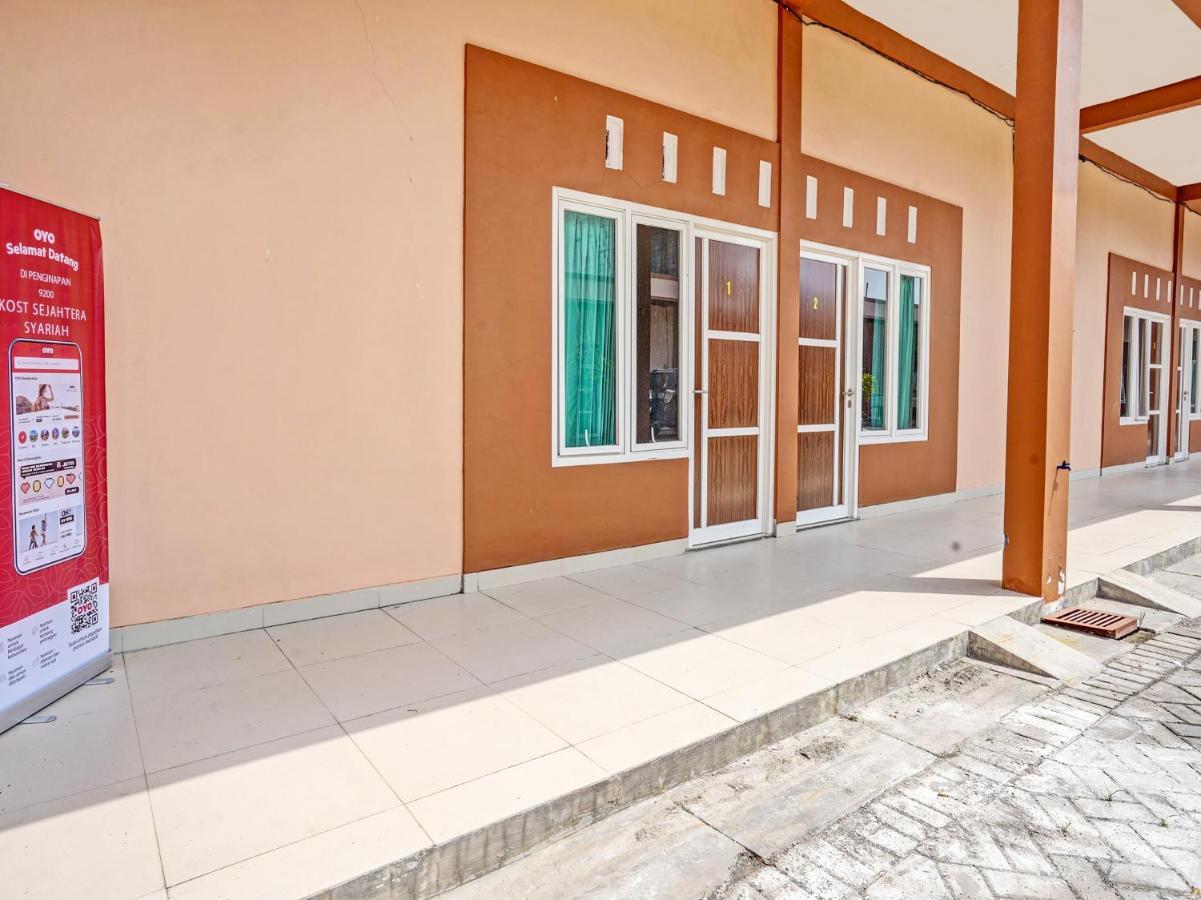 Отель Oyo 92006 Kost Sejahtera Syariah Сидоарджо Экстерьер фото