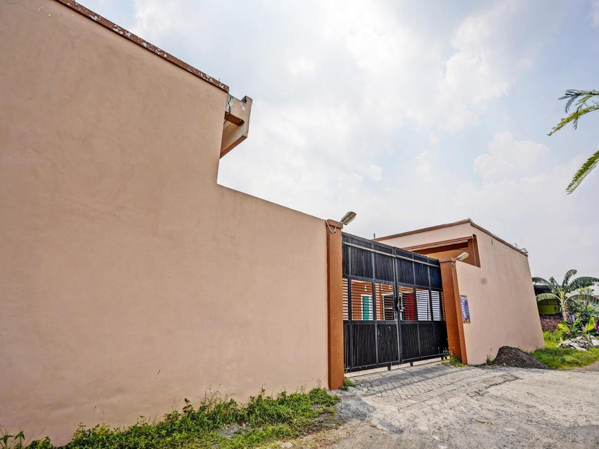 Отель Oyo 92006 Kost Sejahtera Syariah Сидоарджо Экстерьер фото
