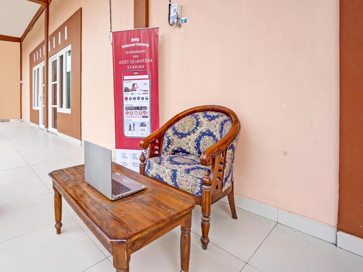 Отель Oyo 92006 Kost Sejahtera Syariah Сидоарджо Экстерьер фото